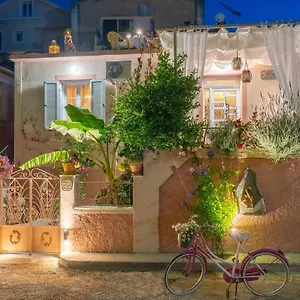κάντε κράτηση εδώ
